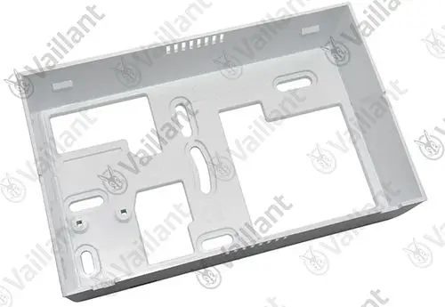 Weißer Kunststoffsockel von Vaillant, designed für die Wandmontage, mit mehreren Ausschnitten und Halterungen für die Installation.
